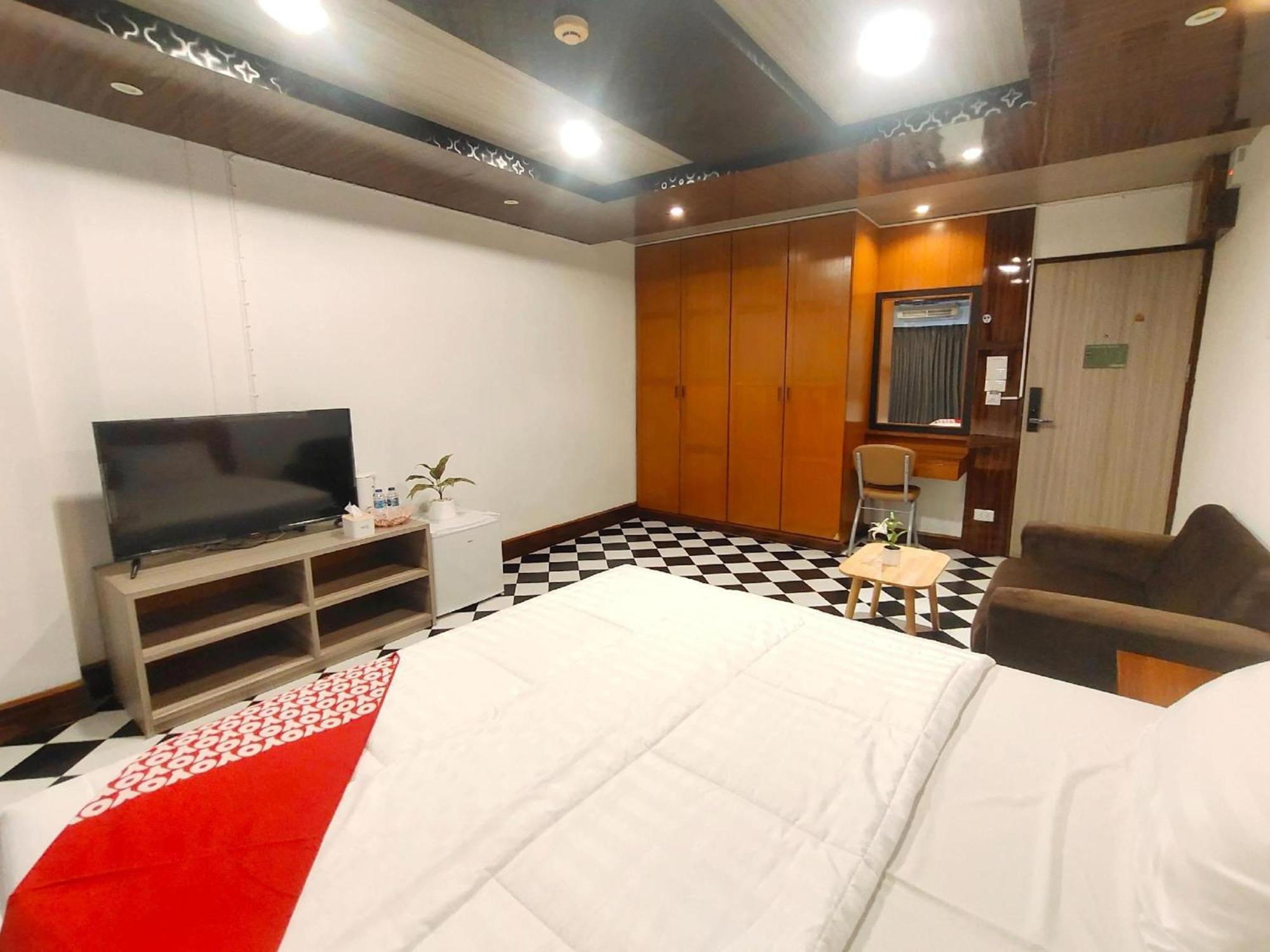Oyo 75446 Travis Inthamara 49 Hotel กรุงเทพมหานคร ภายนอก รูปภาพ