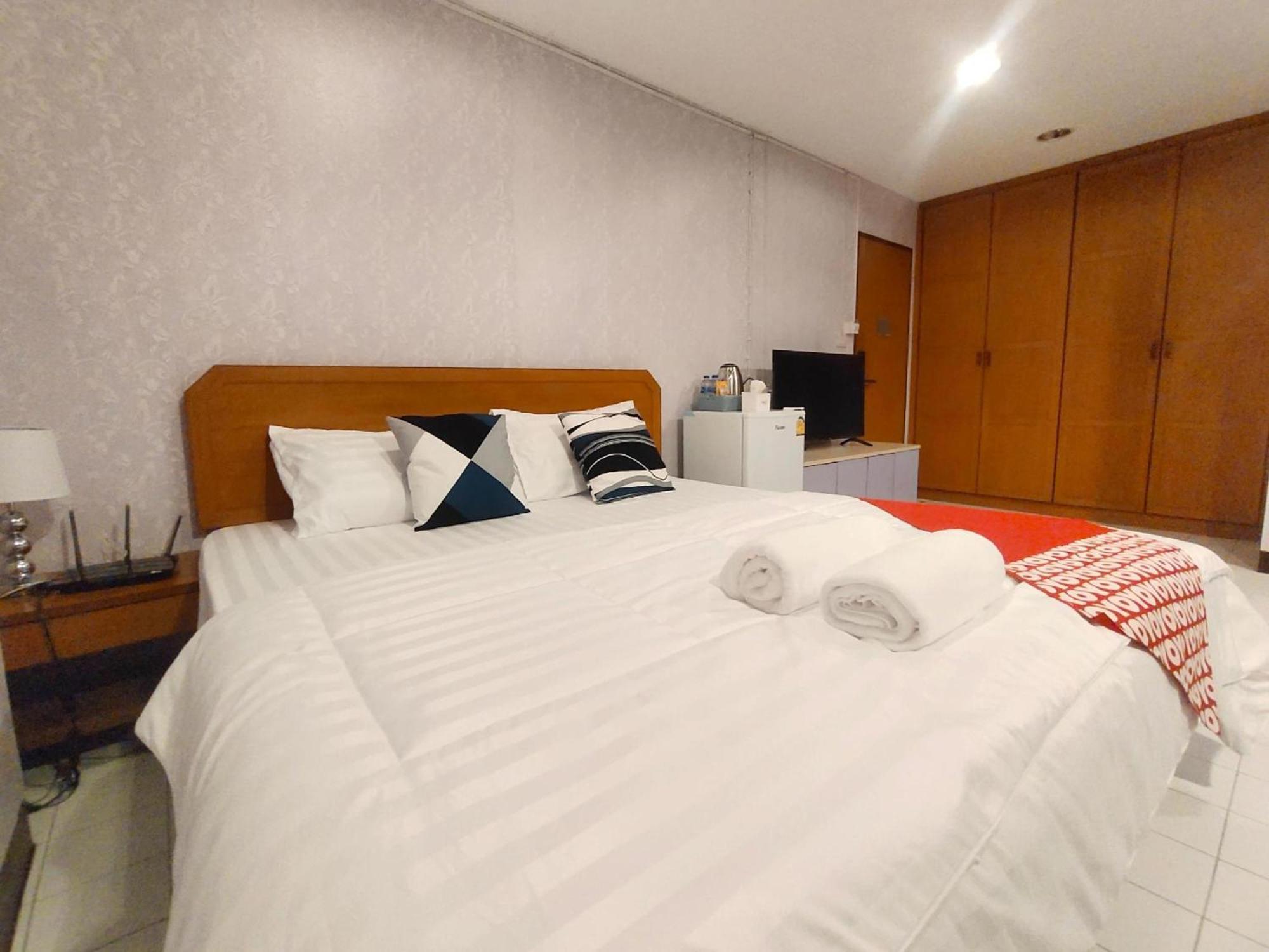 Oyo 75446 Travis Inthamara 49 Hotel กรุงเทพมหานคร ภายนอก รูปภาพ