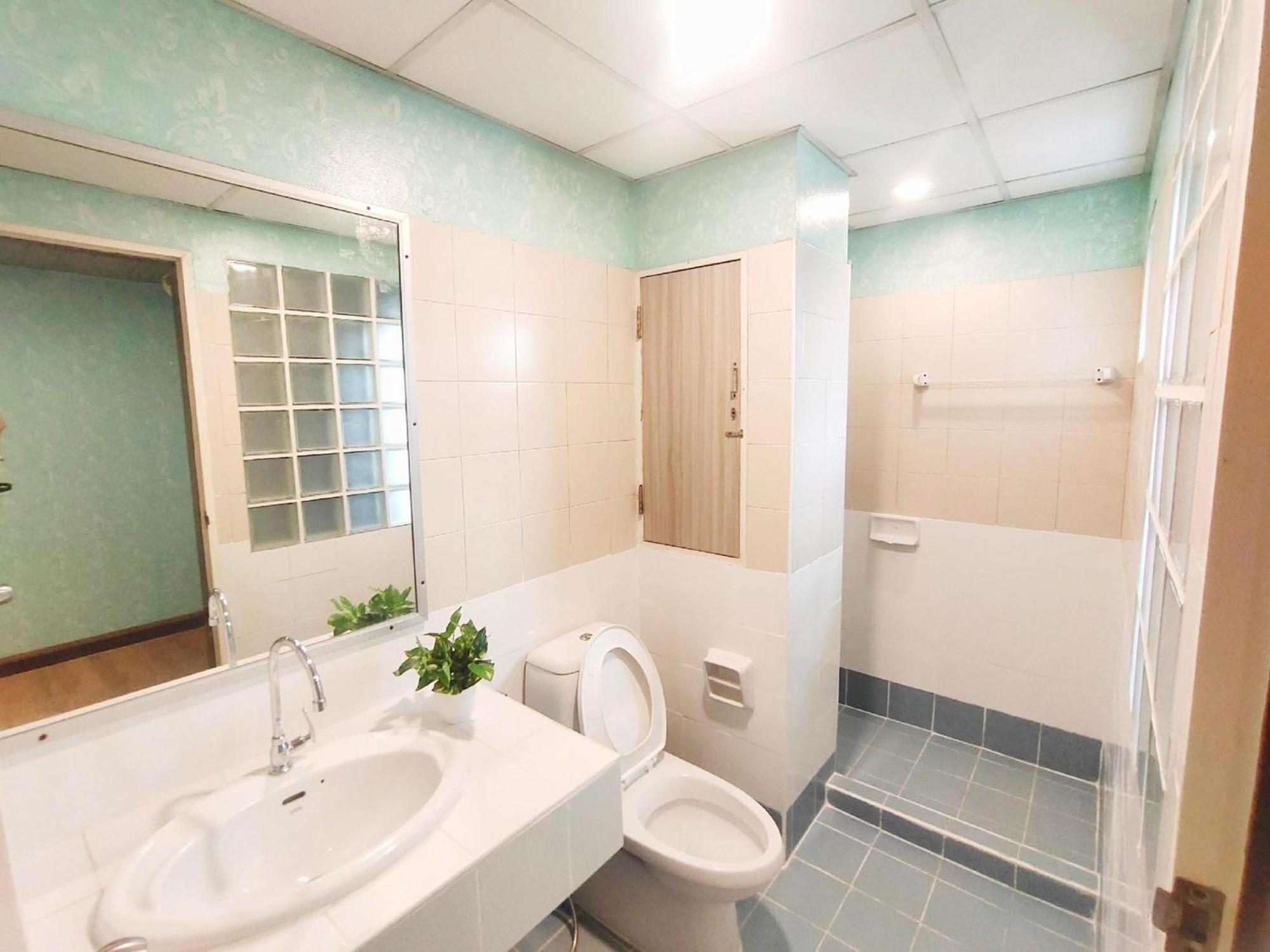 Oyo 75446 Travis Inthamara 49 Hotel กรุงเทพมหานคร ภายนอก รูปภาพ
